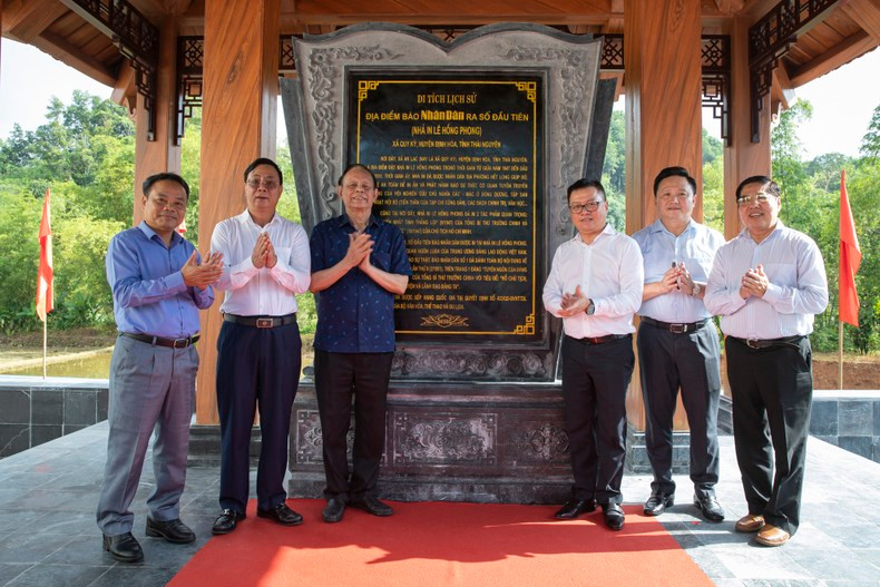 《人民报》社和太原省领导代表在纪念碑合影。 《人民报》社和太原省领导代表在纪念碑合影。