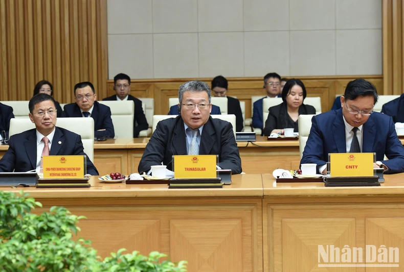 中国企业领导代表在会上发表讲话。 中国企业领导代表在会上发表讲话。