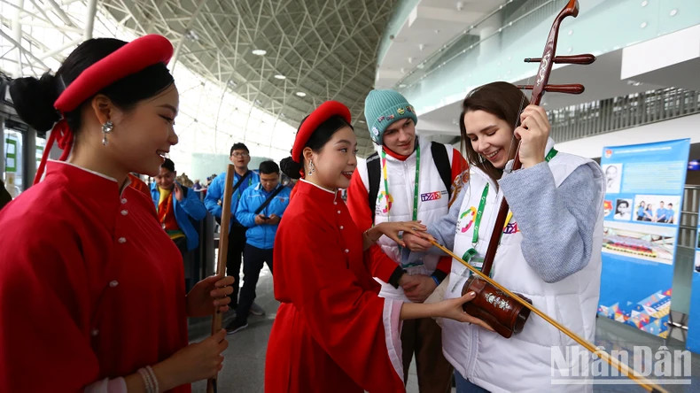 丽莎体验二胡。