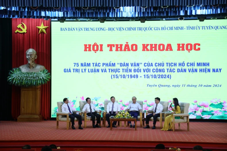 各位代表就民运工作举行座谈会。 各位代表就民运工作举行座谈会。