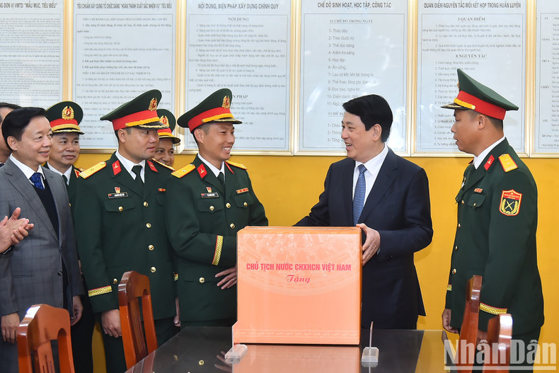 梁强主席向12军241旅赠送礼物。