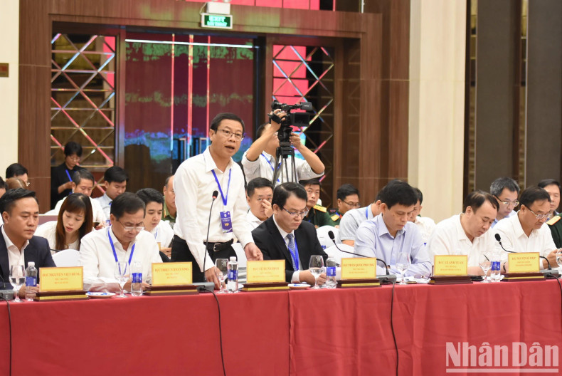 政府工作代表团成员在会上发表讲话。 政府工作代表团成员在会上发表讲话。