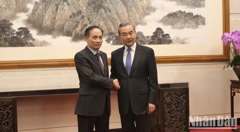 黎怀忠同志与王毅同志。