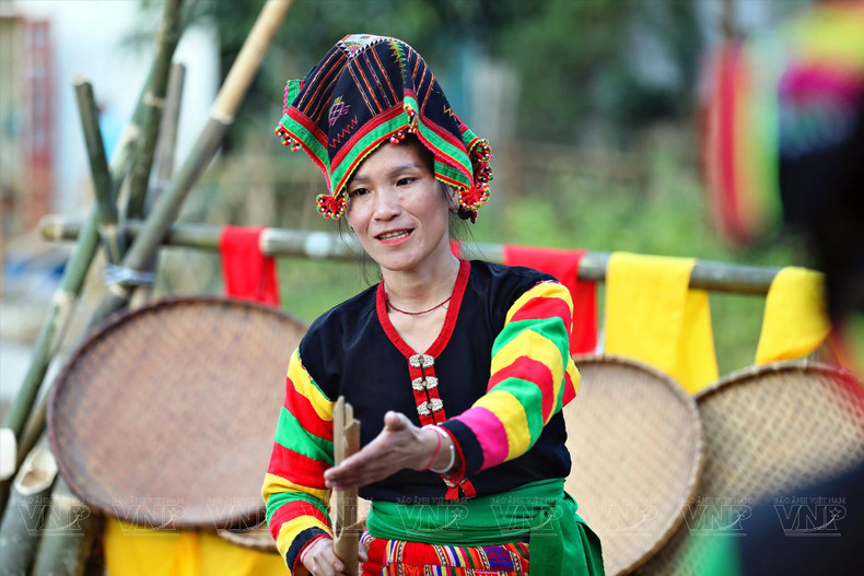 贡族妇女的传统服饰色彩斑斓。