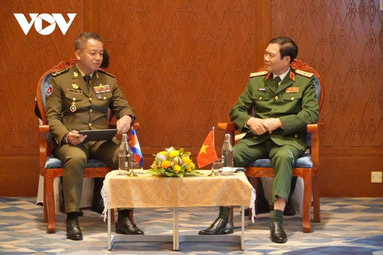 阮新疆上将（右）会见柬埔寨副首相兼国防大臣迪西哈大将。（图片来源：越南之声）