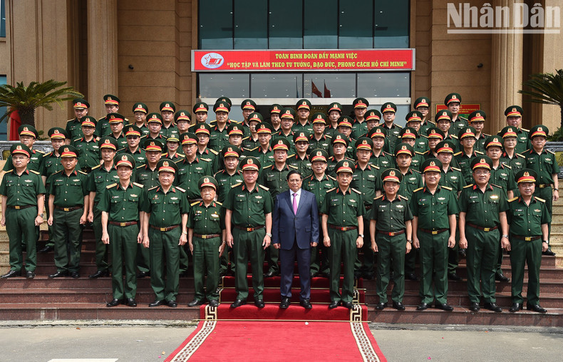 越南政府总理范明正与第十二兵团——长山总公司干部战士合影留念。 越南政府总理范明正与第十二兵团——长山总公司干部战士合影留念。