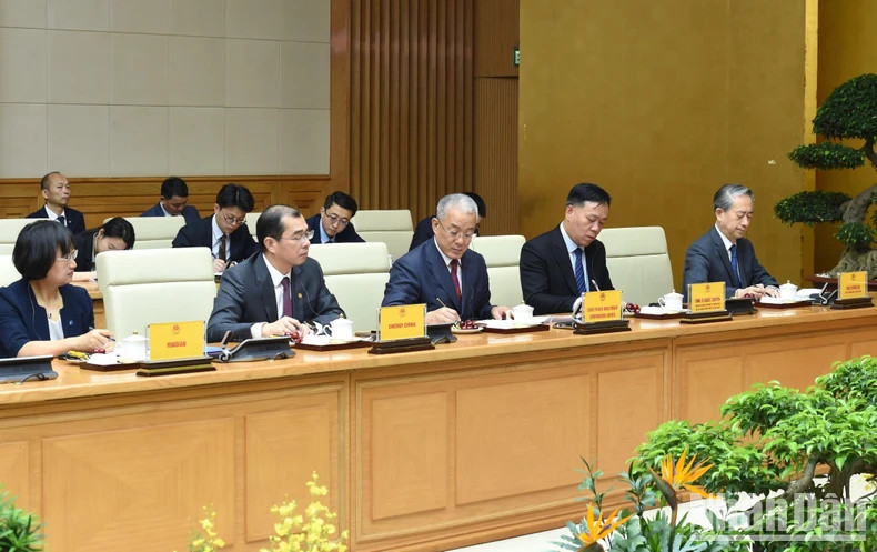 中国绿色经济和数字经济的各家龙头集团代表团代表。 中国绿色经济和数字经济的各家龙头集团代表团代表。