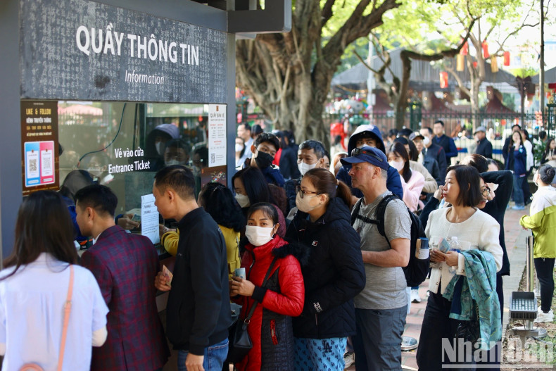 游客早早就排队购买进入文庙-国子监的门票。 据记者了解,该地区周边部分道路出现局部拥堵。 游客早早就排队购买进入文庙-国子监的门票。 据记者了解,该地区周边部分道路出现局部拥堵。