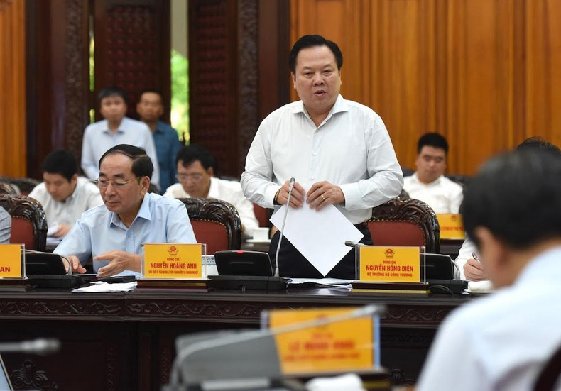 越南企业国家资产管理委员会主任阮黄英在会上发表讲话。