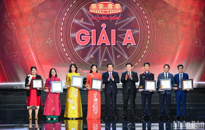 王廷惠同志和潘廷镯同志向一等奖获得者颁发奖项。 王廷惠同志和潘廷镯同志向一等奖获得者颁发奖项。