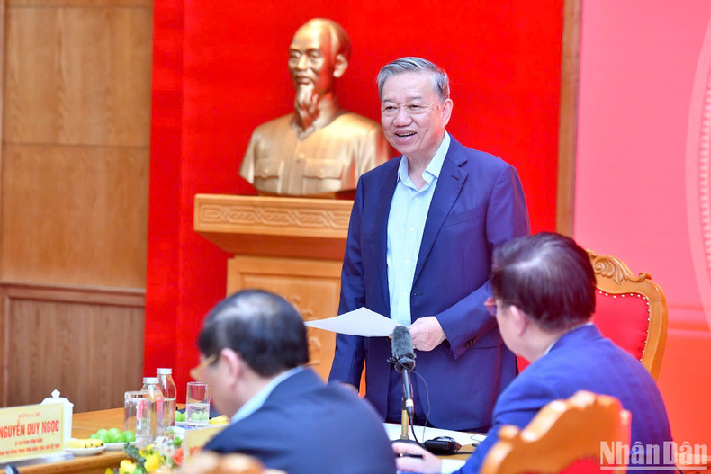 苏林总书记在会上发表讲话。 苏林总书记在会上发表讲话。