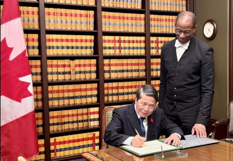 国会副主席阮德海(左)在会见众议院议长格雷格·费格斯时在纪念册上题词。 国会副主席阮德海(左)在会见众议院议长格雷格·费格斯时在纪念册上题词。