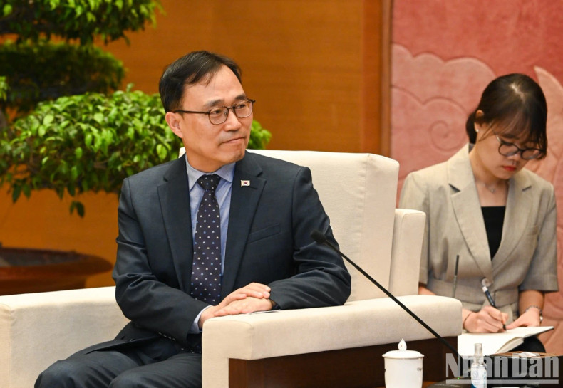 韩国驻越南特命全权大使崔泳三在会上发表讲话。 韩国驻越南特命全权大使崔泳三在会上发表讲话。