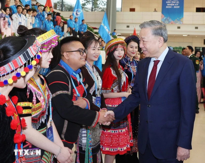 苏林总书记与参加第九届越南青年联合会全国代表大会的各位代表。 苏林总书记与参加第九届越南青年联合会全国代表大会的各位代表。