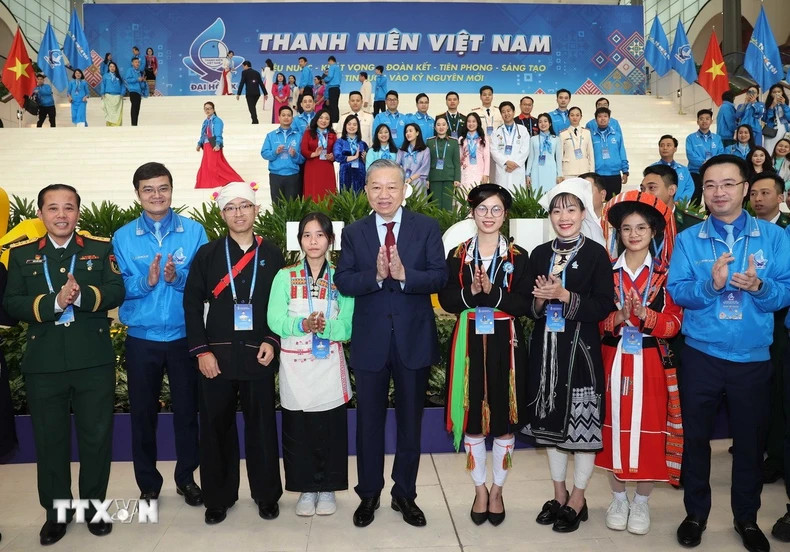 苏林总书记与参加第九届越南青年联合会全国代表大会的各位代表。 苏林总书记与参加第九届越南青年联合会全国代表大会的各位代表。