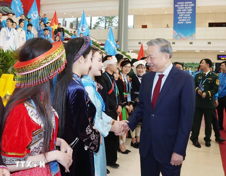 苏林总书记与参加第九届越南青年联合会全国代表大会的各位代表。 苏林总书记与参加第九届越南青年联合会全国代表大会的各位代表。