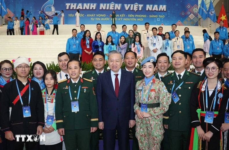 苏林总书记与参加第九届越南青年联合会全国代表大会的各位代表。 苏林总书记与参加第九届越南青年联合会全国代表大会的各位代表。