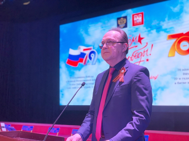 俄罗斯驻越大使根纳季.贝兹德科在仪式上发表讲话。