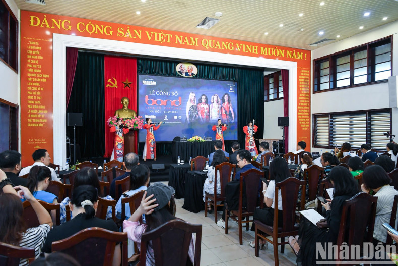 《古典辣妹》越南现场演出亮相仪式。 《古典辣妹》越南现场演出亮相仪式。