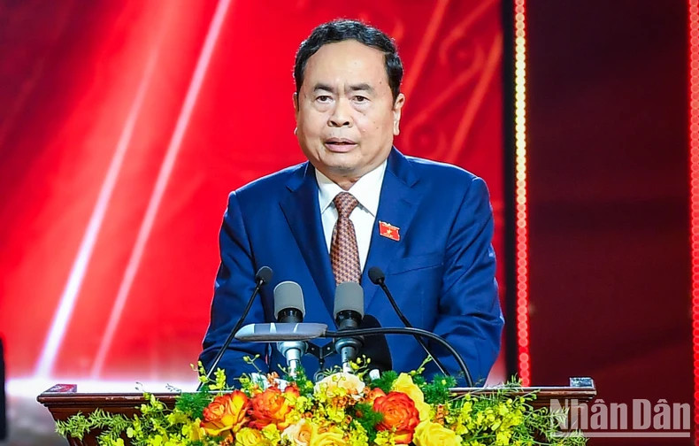 越南国会常务副主席、延洪奖指导委员会主任陈青敏在仪式上发表讲话。 越南国会常务副主席、延洪奖指导委员会主任陈青敏在仪式上发表讲话。