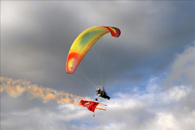 巴地头顿省昆岛滑翔伞表演。（图片来源：越通社）