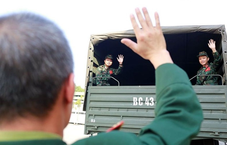 出发前，战友们在陆军工兵93营挥手告别。