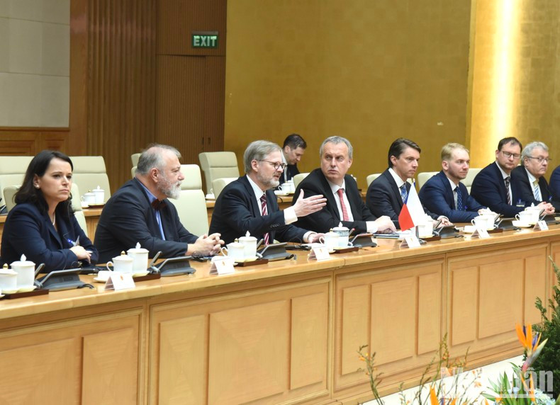 捷克总理彼得•菲亚拉及代表团成员出席会谈。 捷克总理彼得•菲亚拉及代表团成员出席会谈。