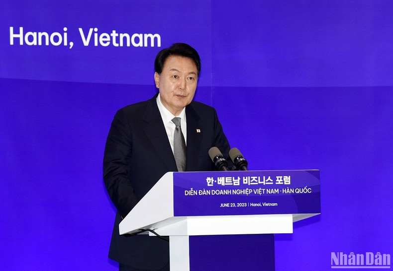 韩国总统尹锡在论坛上发表讲话,认为越南-韩国关系是世界的典范。 韩国总统尹锡在论坛上发表讲话,认为越南-韩国关系是世界的典范。