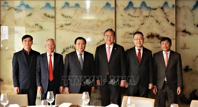 阮春胜先生一行会见韩国外交部长朴振。 阮春胜先生一行会见韩国外交部长朴振。