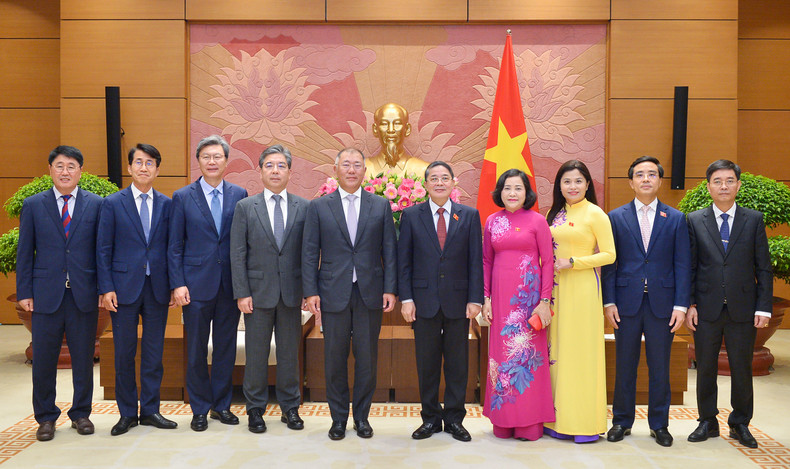 与会代表合影。(图片来源:国会官网) 与会代表合影。(图片来源:国会官网)
