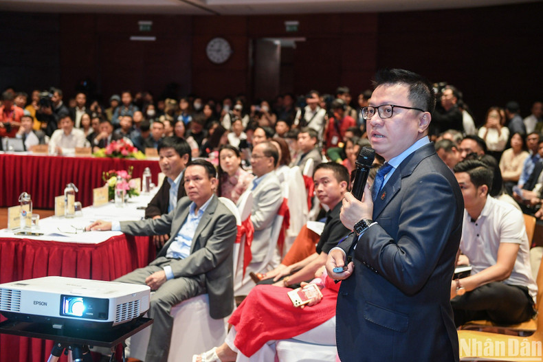 黎国明记者在有关“人工智能与编辑室创意内容管理——全球趋势与越南应用方向”的演讲中强调,在新闻业中投资人工智能是必要的,但要加强监管。 黎国明记者在有关“人工智能与编辑室创意内容管理——全球趋势与越南应用方向”的演讲中强调,在新闻业中投资人工智能是必要的,但要加强监管。