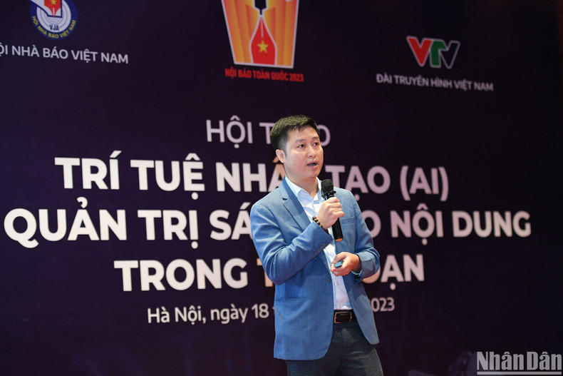 越南通讯社VietnamPlus电子报副总编辑记者阮黄日发表“从编辑室管理的角度看VietnamPlus电子报的聊天机器人应用”的演讲。 越南通讯社VietnamPlus电子报副总编辑记者阮黄日发表“从编辑室管理的角度看VietnamPlus电子报的聊天机器人应用”的演讲。