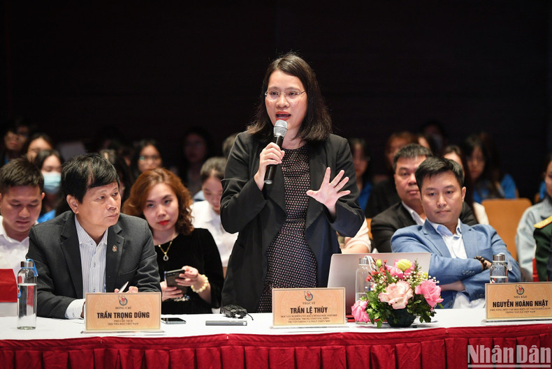 牛津大学新闻研究学者、创意传媒和新发展公司总监陈丽水博士发表题为“在创意内容和编辑室管理中应用虚拟助手人工智能的试验”的演讲。 牛津大学新闻研究学者、创意传媒和新发展公司总监陈丽水博士发表题为“在创意内容和编辑室管理中应用虚拟助手人工智能的试验”的演讲。