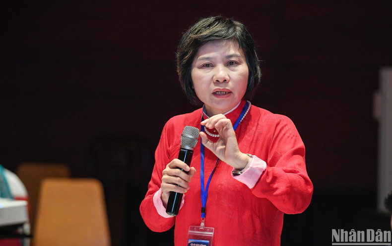 越南新闻工作者协会专业事务部部长杜氏秋恒博士、副教授在会议上发言。 越南新闻工作者协会专业事务部部长杜氏秋恒博士、副教授在会议上发言。