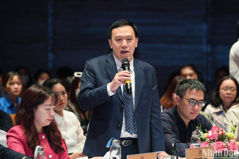 越南《人民报》的人民报网络部副主任吴越英分享使用人工智能创建内容的国际经验。 越南《人民报》的人民报网络部副主任吴越英分享使用人工智能创建内容的国际经验。