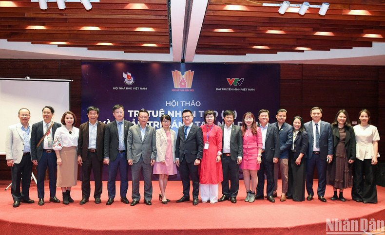 各位代表在研讨会上合影留念。 各位代表在研讨会上合影留念。