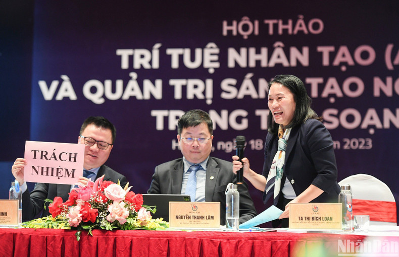 越南电视台娱乐节目制作部负责人谢氏碧兰记者 协调了会议的讨论环节。 越南电视台娱乐节目制作部负责人谢氏碧兰记者 协调了会议的讨论环节。