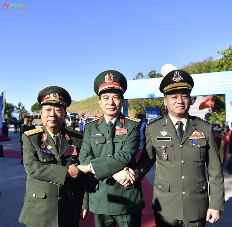 越南国防部部长潘文江大将、老挝国防部部长占沙蒙·占雅拉大将和柬埔寨国防大臣迪西哈大将。 越南国防部部长潘文江大将、老挝国防部部长占沙蒙·占雅拉大将和柬埔寨国防大臣迪西哈大将。
