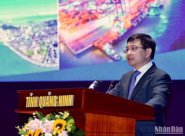 越南交通运输部部长杜文胜在会上发表讲话。