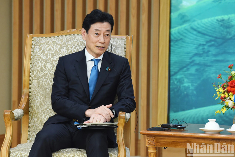 日本经济贸易与工业产业大臣西村康稔在会上发表讲话。 日本经济贸易与工业产业大臣西村康稔在会上发表讲话。