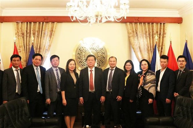 越南共产党代表团与越南驻捷克大使馆工作人员合影。 越南共产党代表团与越南驻捷克大使馆工作人员合影。