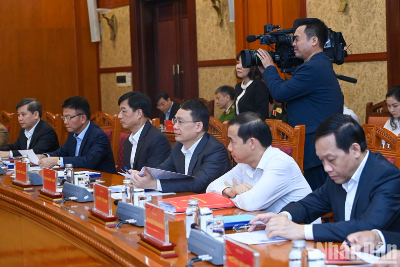 各位代表出席会议。