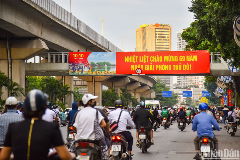 以鲜艳的红色为主色调,大型横幅显得格外突出。 以鲜艳的红色为主色调,大型横幅显得格外突出。