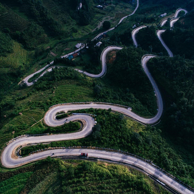 山路弯弯曲曲,像一只魁梧的龙蛇,在山间盘旋穿行。 山路弯弯曲曲,像一只魁梧的龙蛇,在山间盘旋穿行。
