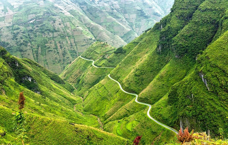 山路弯弯曲曲的,像是一条碧绿蜿蜒的玉带缠绕在群山之中。 山路弯弯曲曲的,像是一条碧绿蜿蜒的玉带缠绕在群山之中。