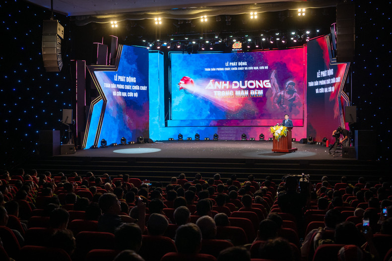 题为“夜间的日光”的全民消防日启动仪式场景。