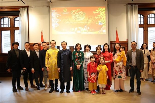 梁青毅大使(左六)与侨胞们合影。 梁青毅大使(左六)与侨胞们合影。