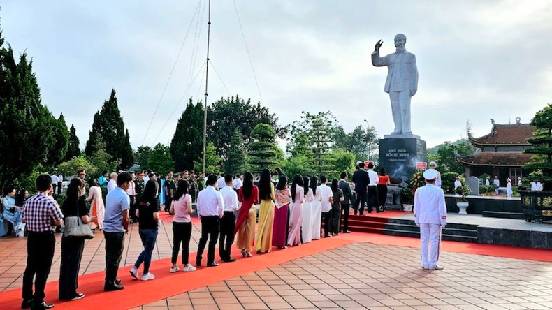 向胡志明主席雕像敬香。 向胡志明主席雕像敬香。