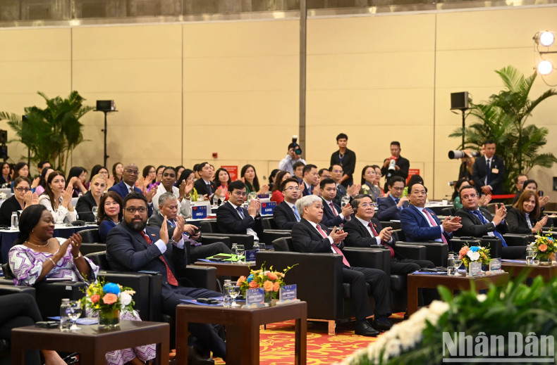 越南祖国阵线中央委员会主席杜文战、各位国会副主席及代表出席闭幕式。 越南祖国阵线中央委员会主席杜文战、各位国会副主席及代表出席闭幕式。