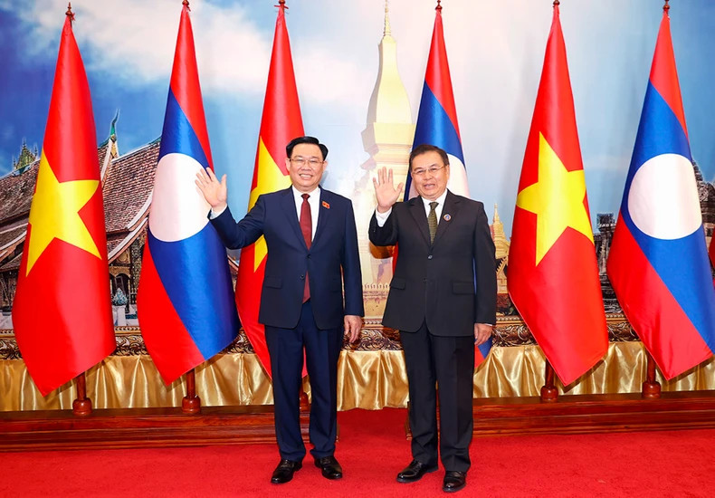 越南国会主席王廷惠与老挝国会主席赛宋蓬·丰威汉合影。